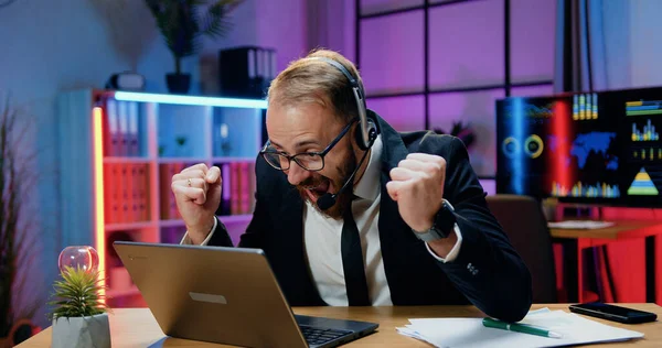 Başarı Şans Kavramı Kulaklıklı Sakallı Hoş Bir Adamının Bilgisayar Ekranından — Stok fotoğraf