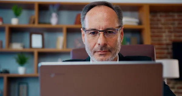 Modern Ofiste Bilgisayar Bilgileriyle Çalışan Sevimli Çalışkan Sakallı Yetişkin Adamlarına — Stok fotoğraf