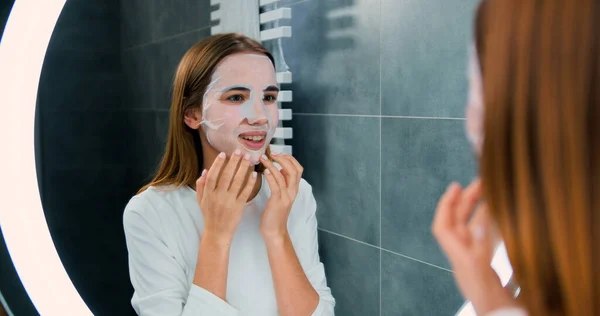 얼굴에 마스크를 화장실에서 거울을 여성을 있습니다 탁아소 관리에 — 스톡 사진