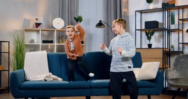 Sevimli, mutlu, mutlu, mutlu, iki küçük çocuk gibi gülümseyen, eğlenceli danslar yapan, tasasız çocukluk konsepti.