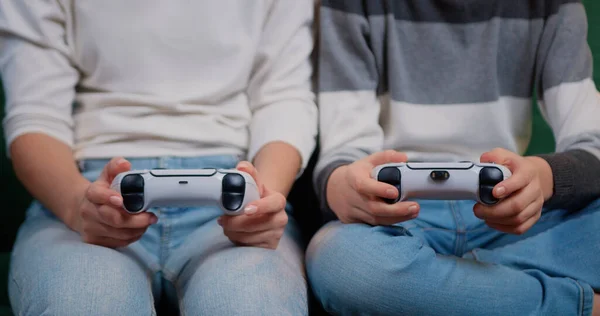 女性や子供のゲーマーの手のコントロールを保持し ビデオゲームをプレイのクローズアップ 2つのジョイスティック コンソール ゲーマー ゲーム — ストック写真