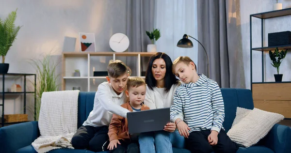 Atraente Sorridente Despreocupado Jovem Mãe Explicando Como Usar Laptop Seus — Fotografia de Stock