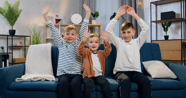 Bonito Sorrindo Feliz Diferentes Idades Três Irmãos Sentados Sofá Casa — Fotografia de Stock