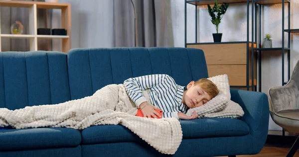 Bonito Relaxado Adolescente Menino Dormindo Sofá Confortável Tocar Seu Celular — Fotografia de Stock