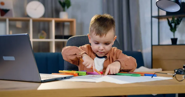 Heerlijk Zelfverzekerde Zorgeloze Jarige Kind Besteedt Tijd Aan Tekenen Papier — Stockfoto