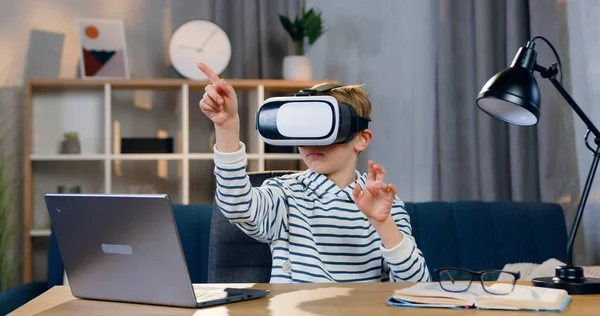 Porträt Eines Attraktiven Intelligenten Ernsthaften Jährigen Jungen Virtual Reality Headset — Stockfoto