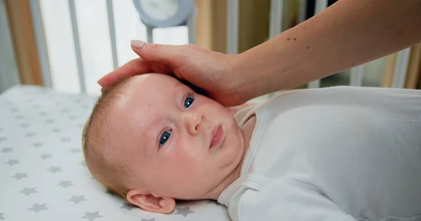 Närbild Ansikte Kaukasiska Söt Baby Nyfödd Andra Månaden Livet Med — Stockfoto