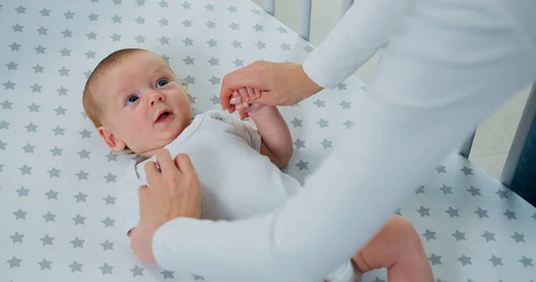 Söt Nyfödd Två Tre Månader Gammal Baby Leka Med Mamma — Stockfoto
