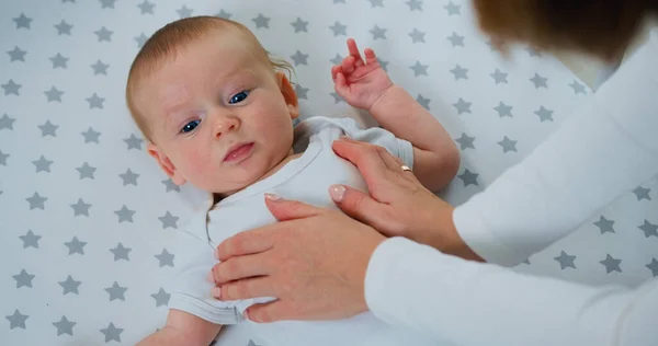 Närbild Glad Vacker Pojke Liggande Spjälsängen När Mammor Händer Magen — Stockfoto