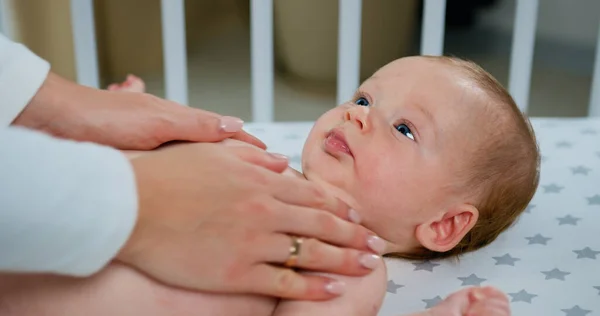 Närbild Kvinnliga Händer Som Gör Magmassage Bedårande Två Månaders Pojke — Stockfoto