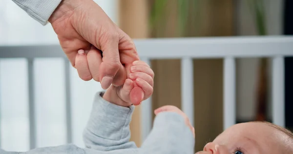 Närbild Hand Mor Och Spädbarn Barnrum Bakgrund Begreppet Moderlig Kärlek — Stockfoto