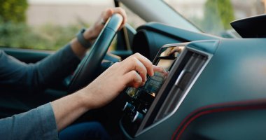 Modern yardım işlevleri ile navigatör ekranında gerekli koordinatları yazan beyaz erkek elinin yan görünümü.