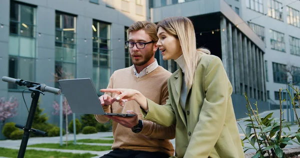 İş ortakları proje verilerini göstermek için dışarıda buluşmak üzere dizüstü bilgisayar kullanıyor