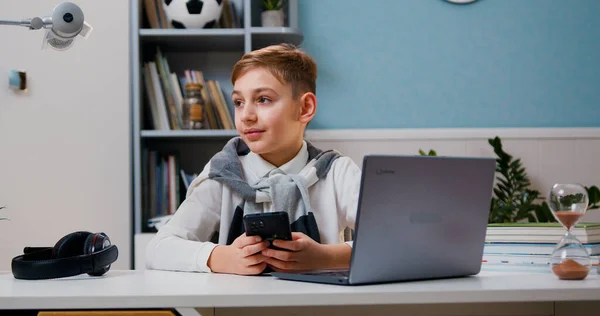 Mały Chłopiec Szkoły Online Chłopak Odrabia Lekcje Przy Stole Dziecko — Zdjęcie stockowe