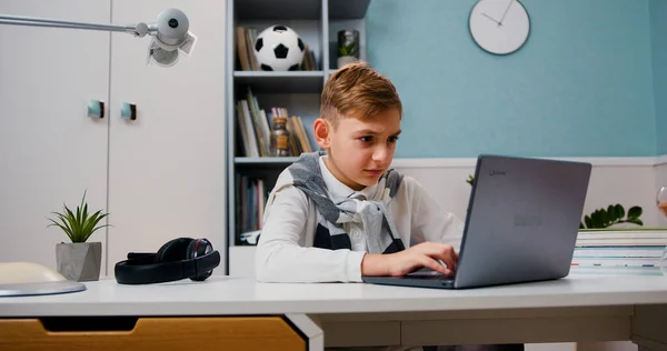 Serieus Kind Dat Thuis Met Een Laptop Computer Werkt Jongen — Stockfoto