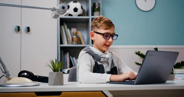 Jaar Oude Jongen Typen Laptop Toetsenbord Tijdens Online Les Afstand — Stockfoto