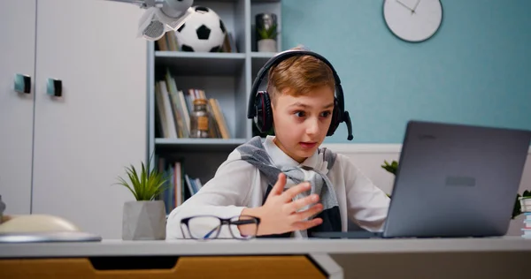 Jongen Wit Shirt Aan Het Bureau Hoofdtelefoon Spreekt Videolink Woonkamer — Stockfoto