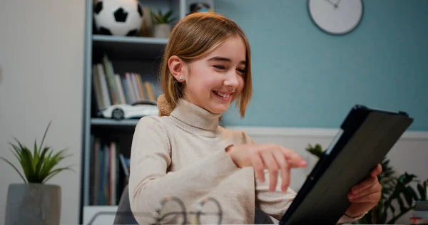 Slimme Tiener Glimlachende Schoolmeisje Doet Haar Huiswerk Met Digitale Tablet — Stockfoto