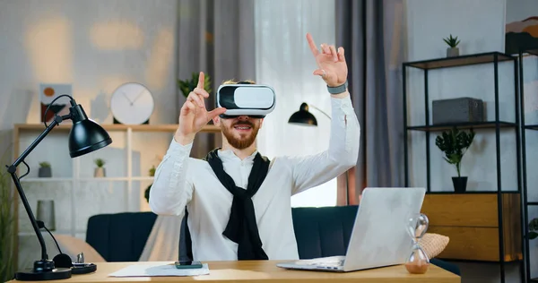 Schöner Lächelnder Junger Bärtiger Mann Virtual Reality Headset Der Auf — Stockfoto