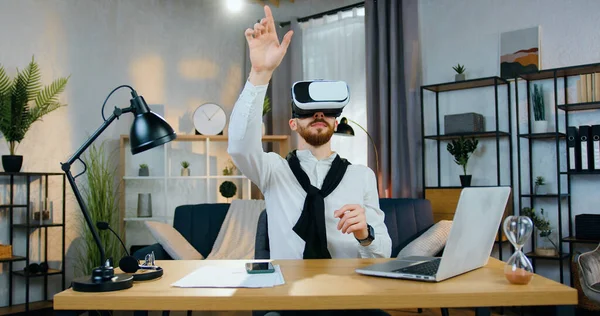 Sympathische Positive Selbstbewusste Bärtige Mann Virtual Reality Headset Sitzt Tisch — Stockfoto