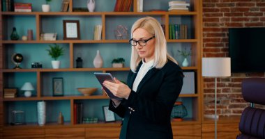 Modern ofiste online çalışan dijital tablet bilgisayar teknolojisi kullanan profesyonel iş kadını yöneticisi. business modern ofis işyeri teknolojisi.