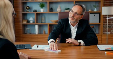 Olgun iş adamı, ofisteki kadın tarafından verilen rüşveti reddediyor. Yolsuzluk kavramı.