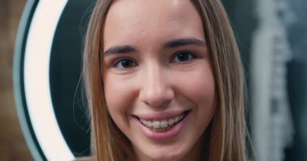 Retrato Rosto Mulher Jovem Com Belos Olhos Escuros Olhar Sorrir — Vídeo de Stock