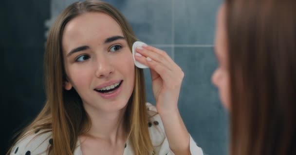Közelkép Fiatal Gyönyörű Pizsamában Tiszta Bőrrel Áll Fürdőszoba Előtt Tükör — Stock videók