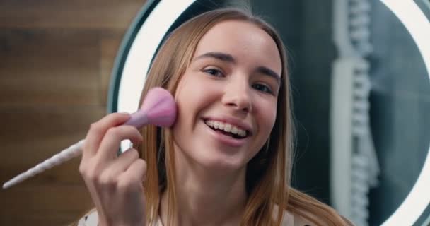 Gesichtsschminke Nahaufnahme Der Schönen Jungen Frau Erröten Mit Kosmetikbürste Badezimmer — Stockvideo