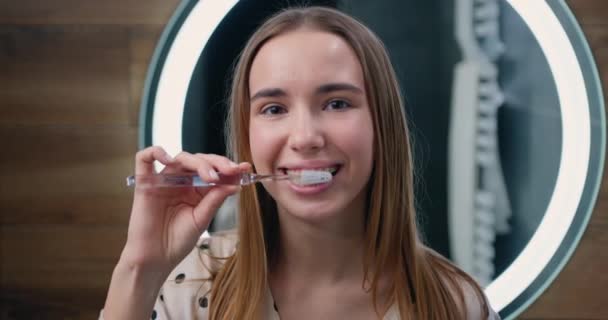 Εμφανίσιμη 20Χρονη Κοπέλα Βουρτσίζει Δόντια Της Για Πρωινή Ρουτίνα Και — Αρχείο Βίντεο