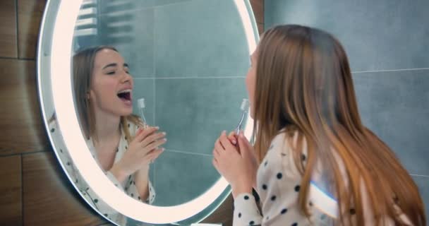 Vacker Kaukasisk Flicka Borsta Tänderna Frontspegeln Badrummet Friska Tänder Daglig — Stockvideo