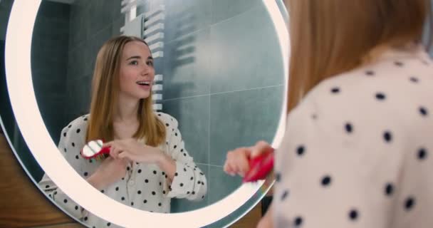 Ελκυστική 20Χρονη Κοπέλα Που Κοιτιέται Στον Καθρέφτη Χτενίζει Μακριά Υγιή — Αρχείο Βίντεο