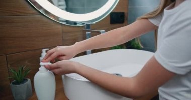 Ellerini banyoda sabunla yıkarken küçük kızların ellerini yakın plan çek. Yumuşak ten, cilt bakımı konsepti. El bakımı. Yavaş çekim