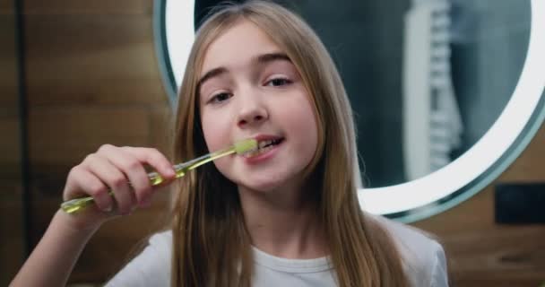 Εμφανίσιμη 20Χρονη Κοπέλα Βουρτσίζει Δόντια Της Για Πρωινή Ρουτίνα Και — Αρχείο Βίντεο