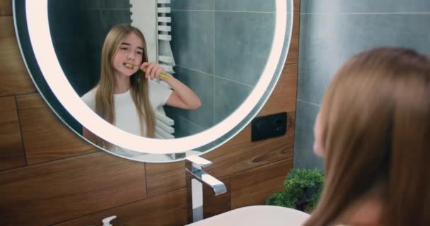 Słodka Biała Dziewczynka Myjąca Zęby Przed Lustrem Prysznicu Rano Łazience — Wideo stockowe