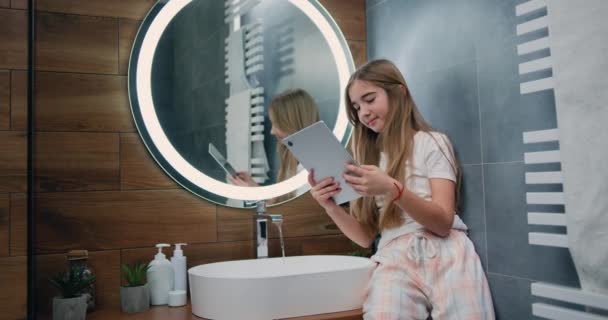 Petite Fille Mignonne Avec Les Cheveux Longs Utiliser Appareil Tablette — Video