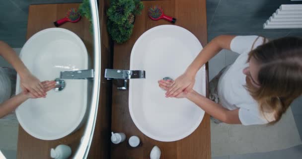 Para Ver Uma Menina Que Lava Absorve Mãos Com Sabão — Vídeo de Stock