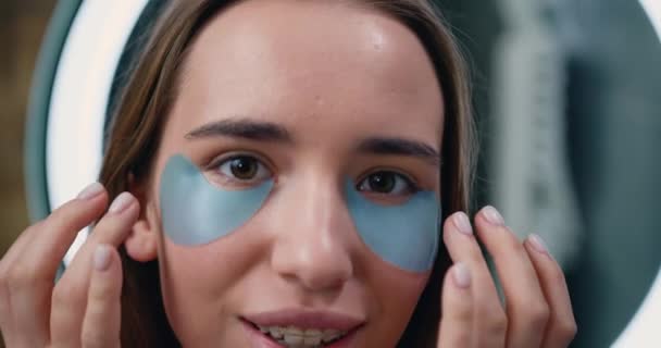 Zbliżenie Portret Twarzy Kaukaskiej Dziewczyny Naturalnym Bez Makijażu Wygląd Biały — Wideo stockowe