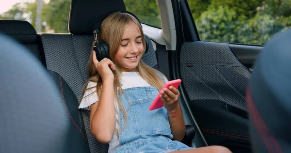 Menina Elegante Pequena Sorrindo Andando Carro Ouvindo Música Com Fones — Fotografia de Stock