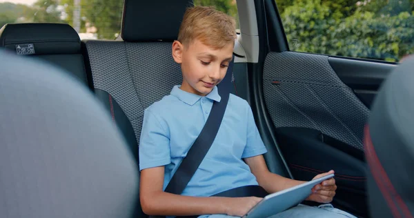 Criança Viajando Auto Compartilhamento Tablet Jogos Portáteis Adolescente Com Fones — Fotografia de Stock