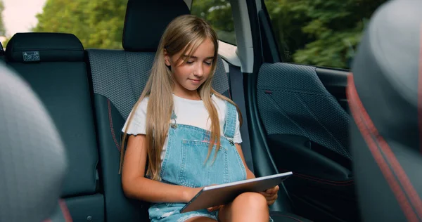 Passageiro Menina Attaractive Carro Lendo Tablet Digital Assistindo Desenhos Animados — Fotografia de Stock