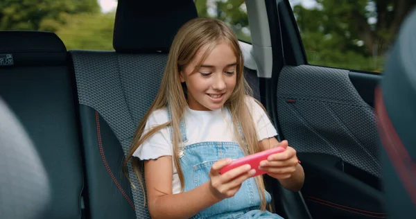 Menina Anos Idade Fones Ouvido Sorrindo Usando Telefone Celular Enquanto — Fotografia de Stock