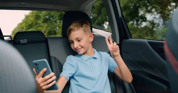 Criança Sentada Carro Usando Telefone Inteligente Fones Ouvido Menino Atraente — Fotografia de Stock