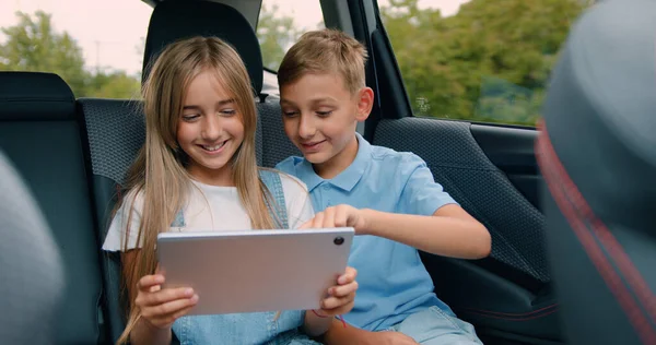 Mavi Gömlekli Yakışıklı Çocuk Arabanın Arka Koltuğunda Otururken Akıllı Telefonuyla — Stok fotoğraf