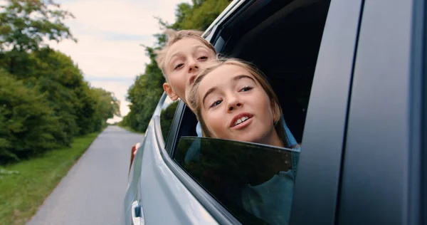 Obekymrade Små Barn Lutade Sig Genom Bilfönstret Och Log Lycklig — Stockfoto