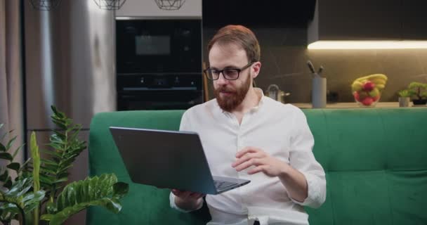 Чоловік Читає Хороші Новини Екрані Ноутбука Вдома Переможець Вражений Чоловічими — стокове відео