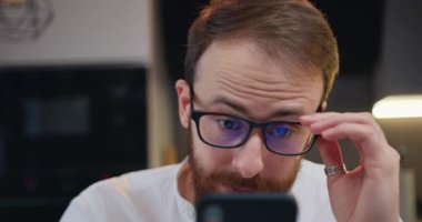 İnternet 'te sörf bilgisine dahil olan beyaz iş adamını kapat ya da cep telefonu tutan mobil uygulamalar kullanarak uzaktan iletişim kur cep telefonu ekranına bakarak mesajlaşma oyunları oyna