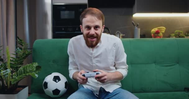 Привлекательный Молодой Человек Играет Видеоигры Сидя Гостиной Мужская Мечта Остаться — стоковое видео