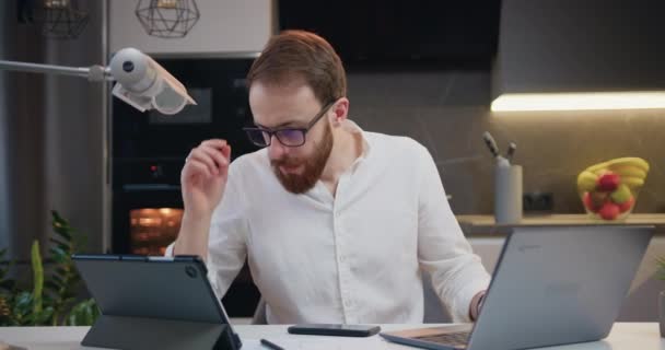Νεαρός Επιχειρηματίας Χρησιμοποιώντας Φορητό Υπολογιστή Σημειώσεις Στο Σύγχρονο Γραφείο Στο — Αρχείο Βίντεο