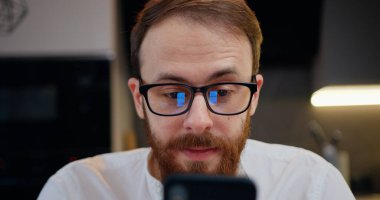 İnternet 'te sörf bilgisine dahil olan beyaz iş adamını kapat ya da cep telefonu tutan mobil uygulamalar kullanarak uzaktan iletişim kur cep telefonu ekranına bakarak mesajlaşma oyunları oyna